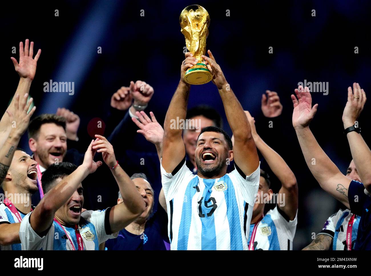 L'ex giocatore argentino Sergio Aguero festeggia con il trofeo della Coppa del mondo FIFA dopo la vittoria dell'Argentina nella finale della Coppa del mondo FIFA allo stadio di Lusail, Qatar. Data immagine: Domenica 18 dicembre 2022. Foto Stock