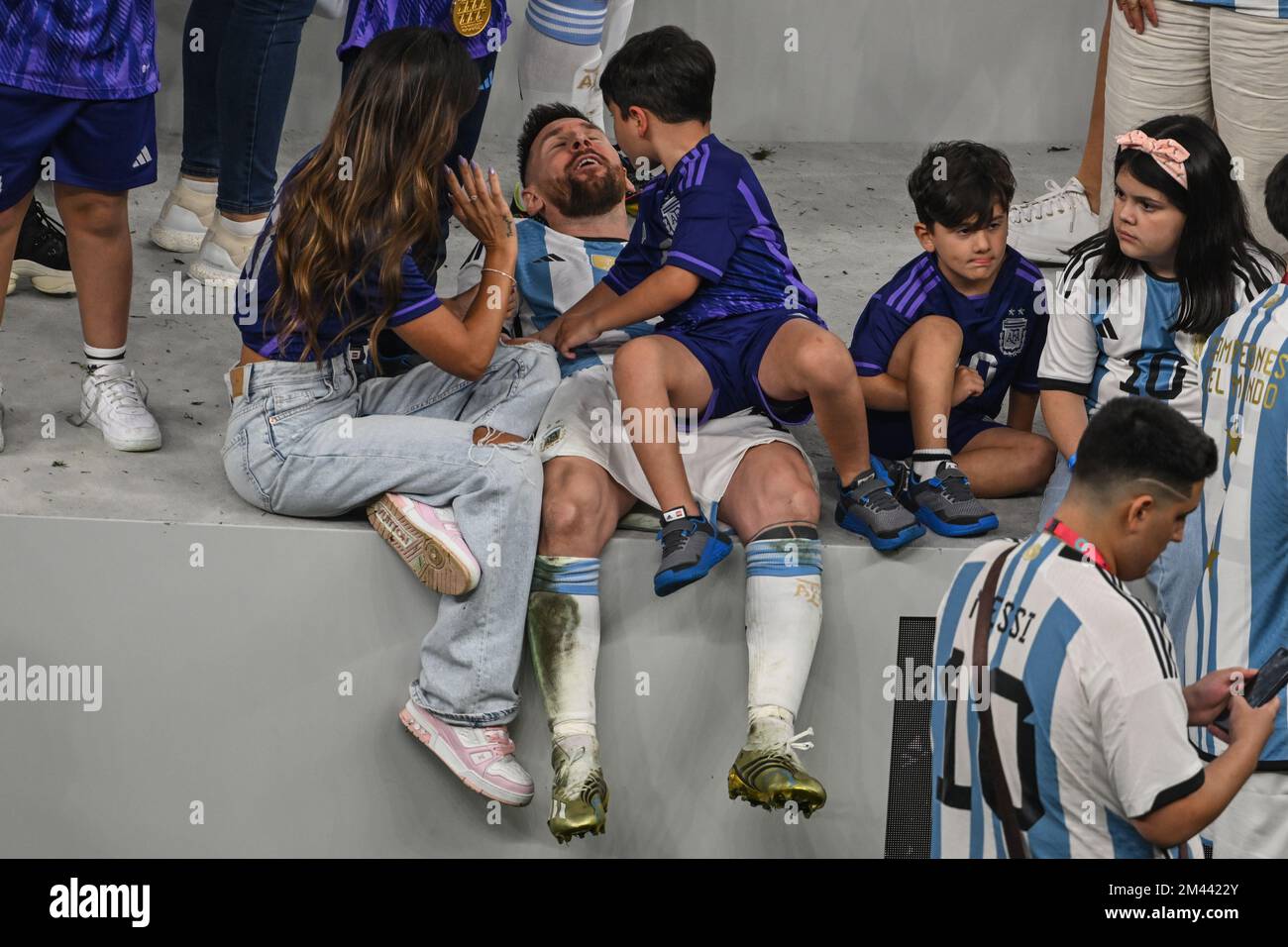 Lusail, Qatar. 18th Dec, 2022. Calcio, Coppa del mondo, Argentina - Francia, finale, finale, finale, Lusail Stadium, il Lionel messi argentino con la sua famiglia dopo la partita. Credit: Robert Michael/dpa/Alamy Live News Foto Stock