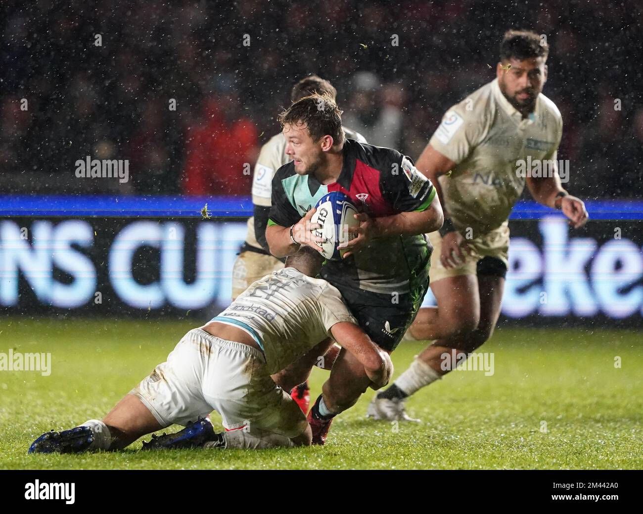 William Evans di Harlequins affrontato da Antoine Gibert di Racing 92 durante la partita di Heineken Champions Cup a Twickenham Stoop, Londra. Data immagine: Domenica 18 dicembre 2022. Foto Stock