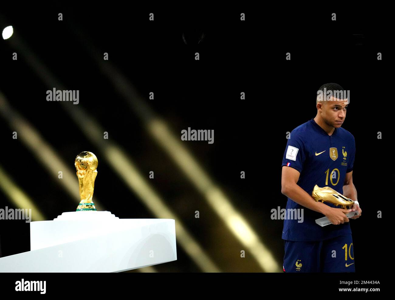 Kylian Mbappe, in Francia, supera il trofeo della Coppa del mondo FIFA dopo essere stato presentato con la scarpa d'oro dopo la sconfitta nella finale della Coppa del mondo FIFA allo stadio di Lusail, Qatar. Data immagine: Domenica 18 dicembre 2022. Foto Stock