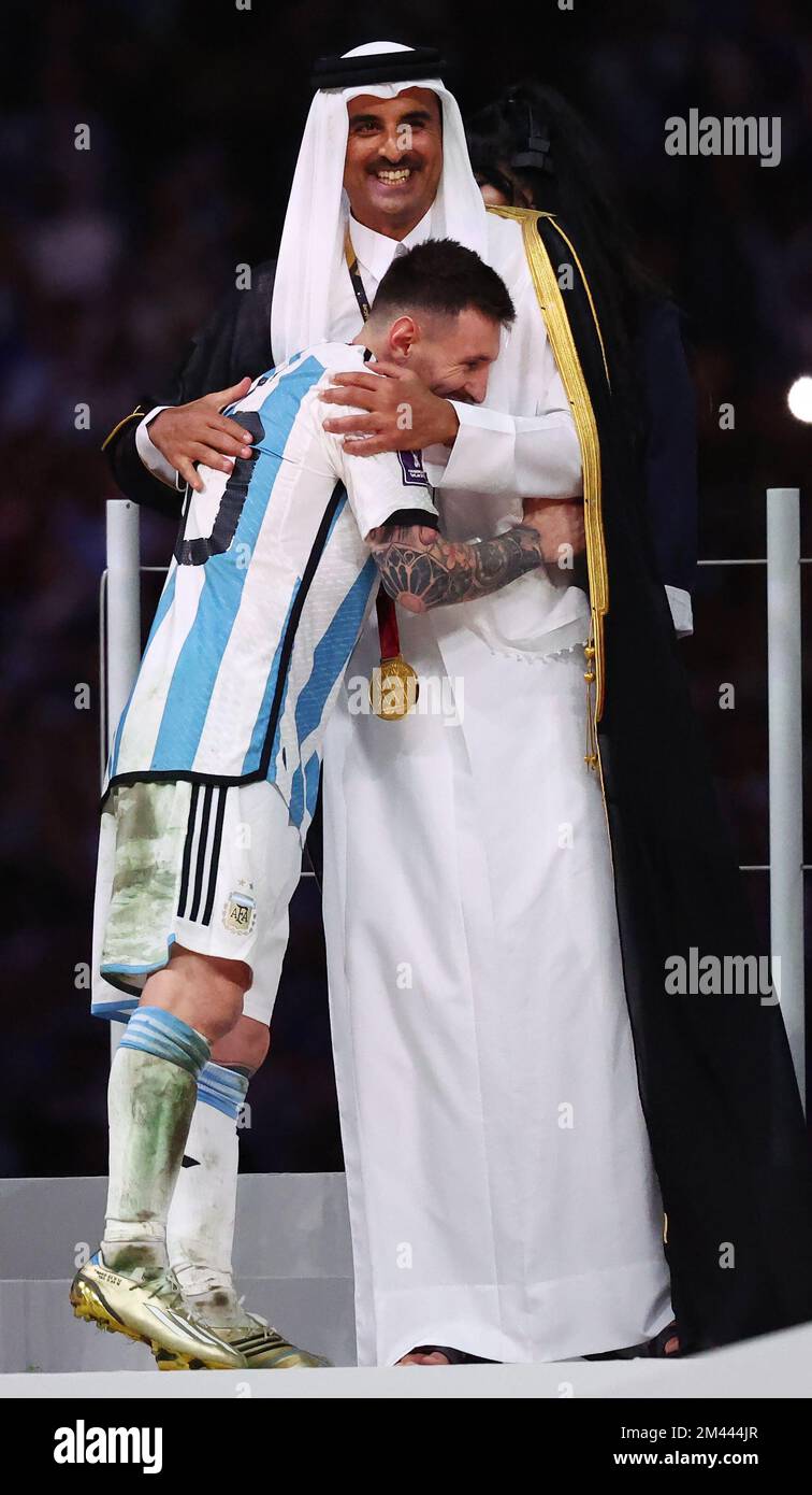 Doha, Qatar, 18th dicembre 2022. Lionel messi di Argentina abbraccia Sheikh Tamim bin Hamad al Thani, Emir di Qatar, durante la partita di Coppa del mondo FIFA 2022 allo stadio di Lusail, Doha. Il credito per le immagini dovrebbe essere: David Klein / Sportimage Credit: Sportimage/Alamy Live News Foto Stock