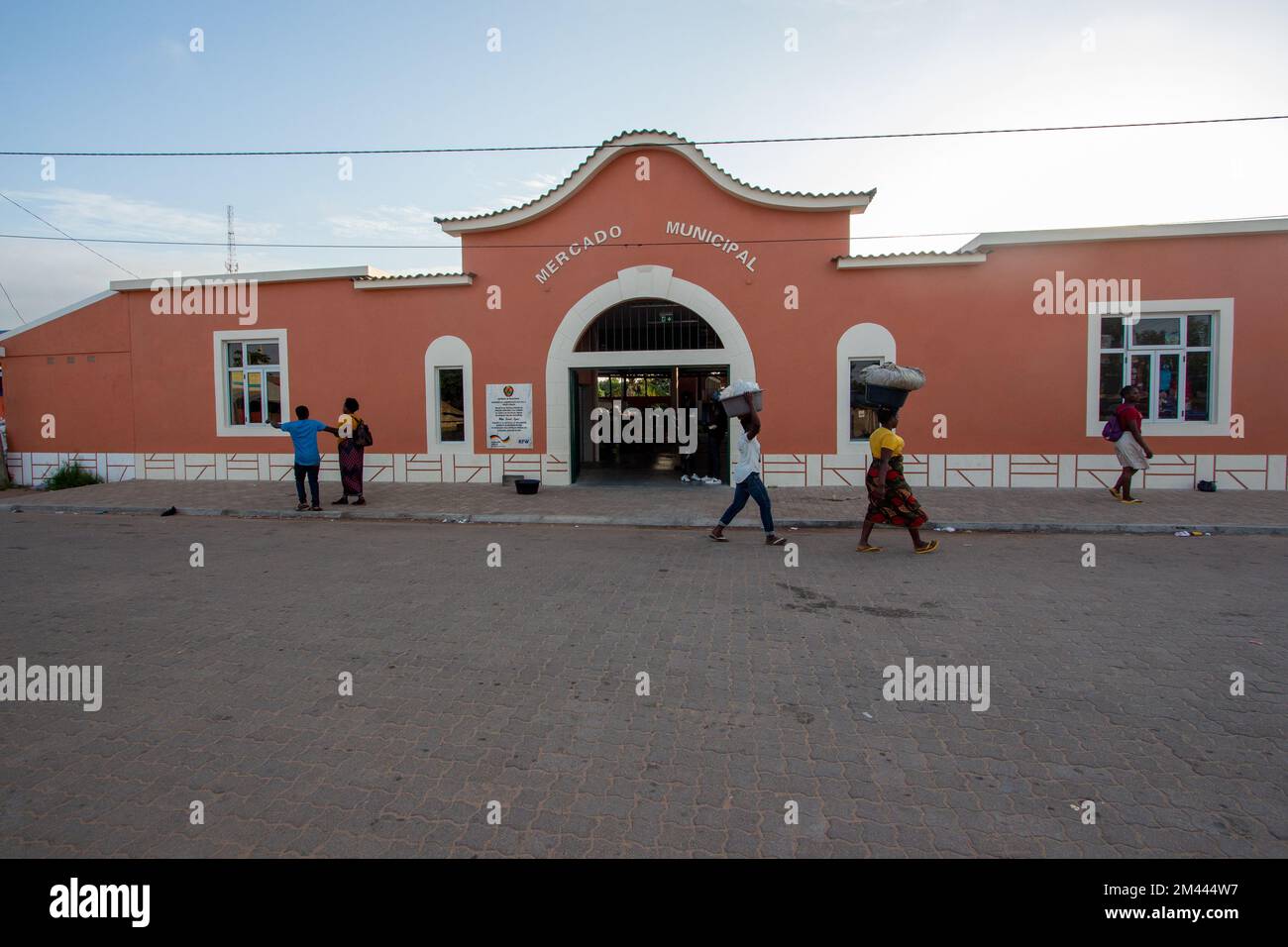 Strada nel villaggio di Zavala, contenente il mercato comunale e una Chiesa cattolica Foto Stock