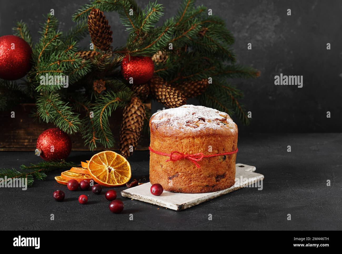 Panettone fatto in casa su sfondo scuro con albero di natale. Torta di Natale italiana tradizionale. spazio di copia Foto Stock