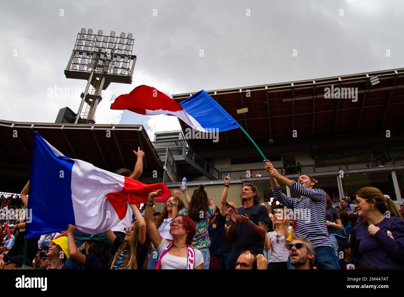 I fan francesi reagiscono durante la trasmissione dal vivo della finale della Coppa del mondo FIFA Qatar tra Argentina e Francia a Bogotà, Colombia, 18 dicembre 2022. Photo by: Chepa Beltran/Long Visual Press Credit: Long Visual Press/Alamy Live News Foto Stock