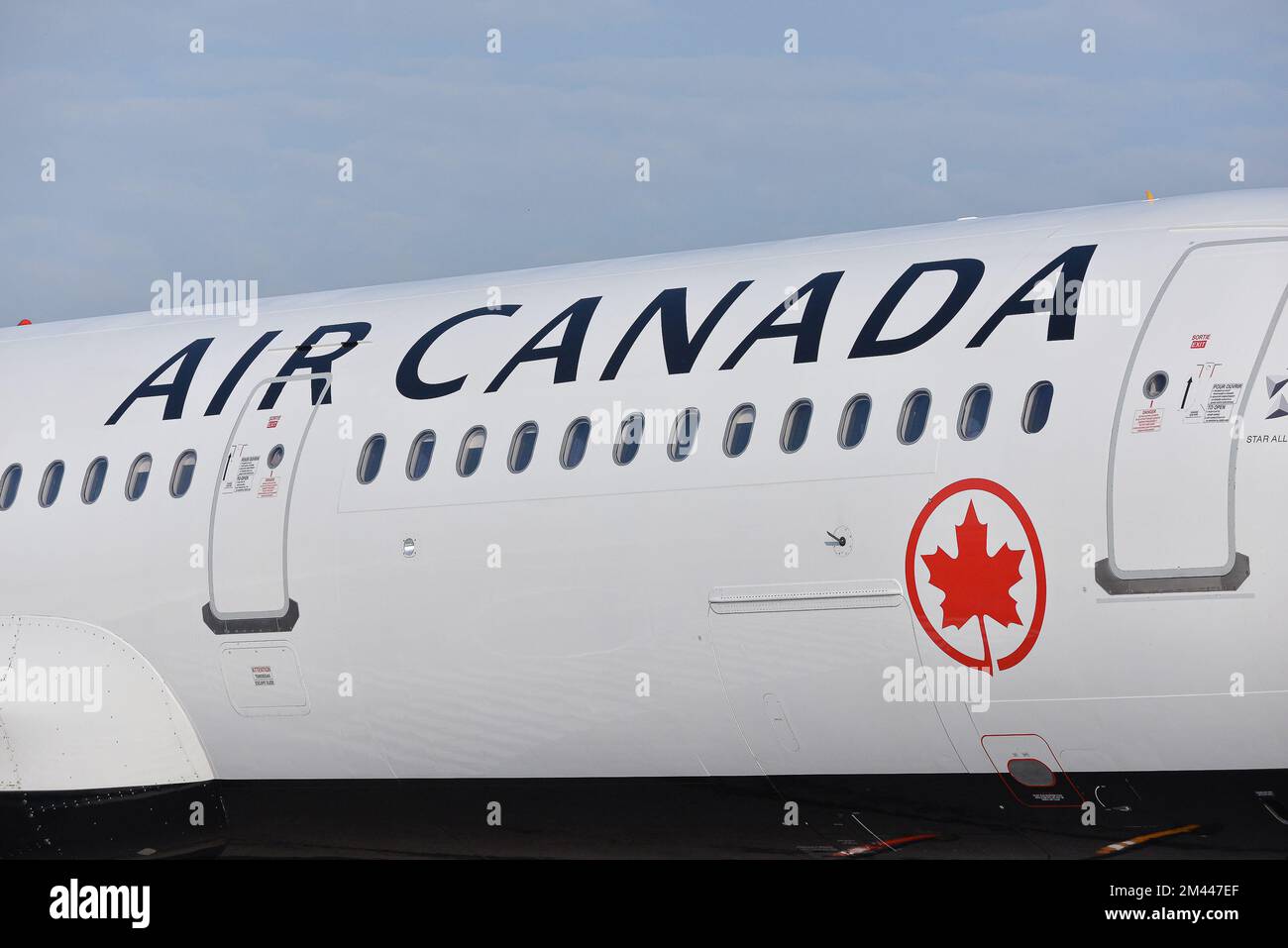 Toronto, ON, Canada – 17 dicembre 2022: Il segno di Air Canada. Air Canada è il vettore di bandiera e la più grande compagnia aerea del Canada per le dimensioni e il pass Foto Stock