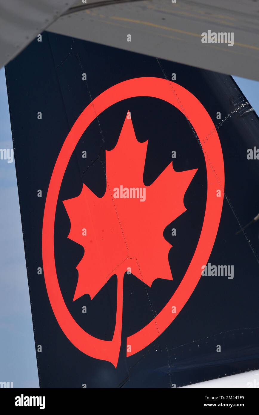 Toronto, ON, Canada – 17 dicembre 2022: Il segno di Air Canada. Air Canada è il vettore di bandiera e la più grande compagnia aerea del Canada per le dimensioni e il pass Foto Stock