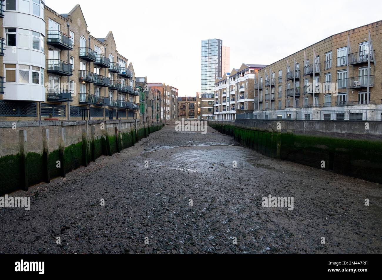 Alloggi appartamenti edifici appartamenti a Limehouse Hole vicino Dunbar Wharf magazzino di conversione in bassa marea a Limehouse Londra E14 UK Inghilterra KATHY DEWITT Foto Stock