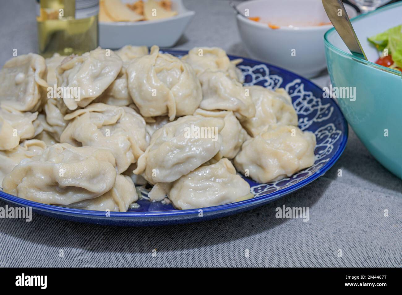 Gnocchi al vapore freschi o manti. Tradizionale cibo orientale. Foto Stock