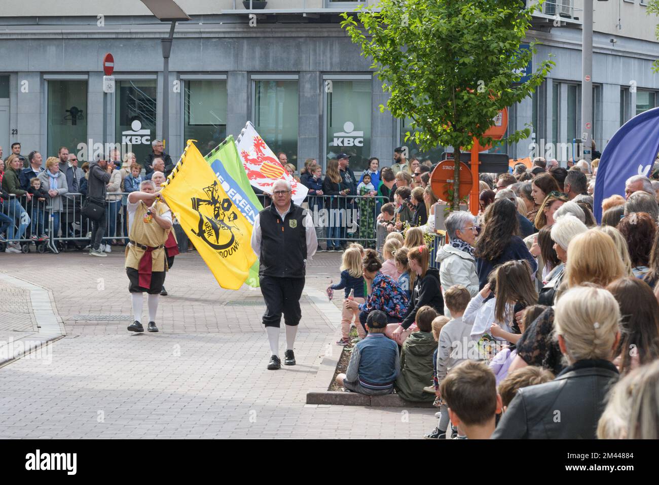 Genk. Limburgo-Belgio 01-05-2022. Uno spettacolo per i cittadini. O-parata. Artisti in costumi medievali con striscioni sulle strade della città. Foto Stock