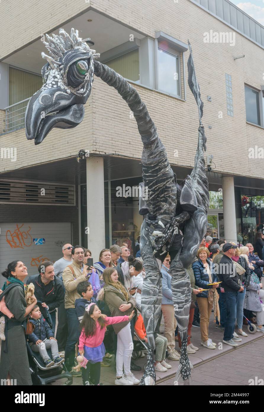 Genk. Limburgo-Belgio 01-05-2022. Dinosauri sulla strada. Uno spettacolo per la città. Artisti di strada su palafitte in costume. O-Parade Belgio Foto Stock