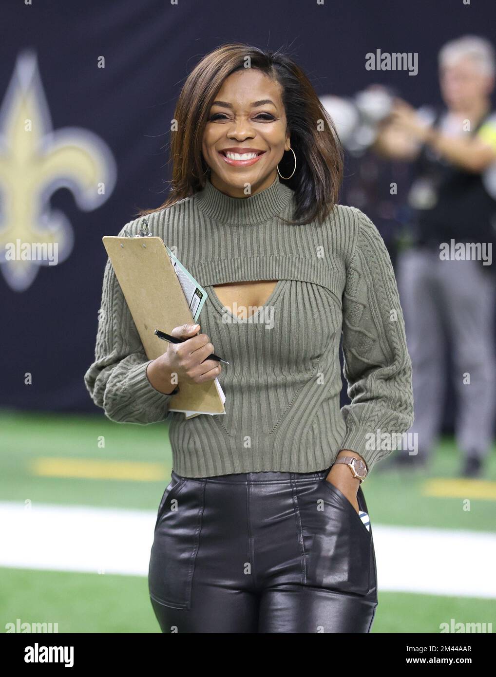 New Orleans, Louisiana, 18 dicembre 2022. CHRISTINA Pink, giornalista DELLA FOX NFL, cammina prima dell'inizio di un concorso NFL al Caesars Superdome di New Orleans, Louisiana, domenica 18 dicembre 2022. (Foto di Peter G. Forest/Sipa USA) Foto Stock