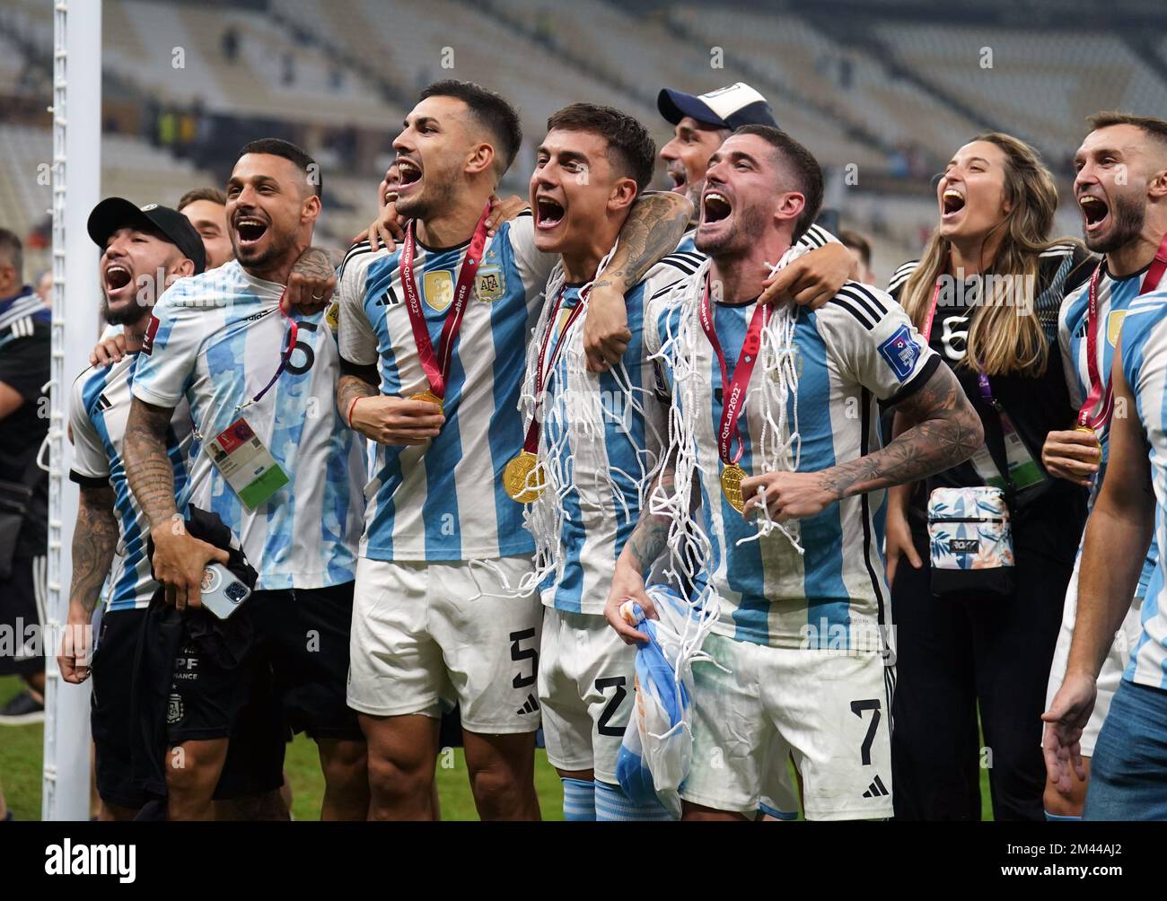 Leandro Paredes (seconda a sinistra), Rodrigo De Paul (a destra) e Paulo Dybala (al centro) celebrano la vittoria sulla Francia nella finale della Coppa del mondo FIFA al Lusail Stadium, Qatar. Data immagine: Domenica 18 dicembre 2022. Foto Stock