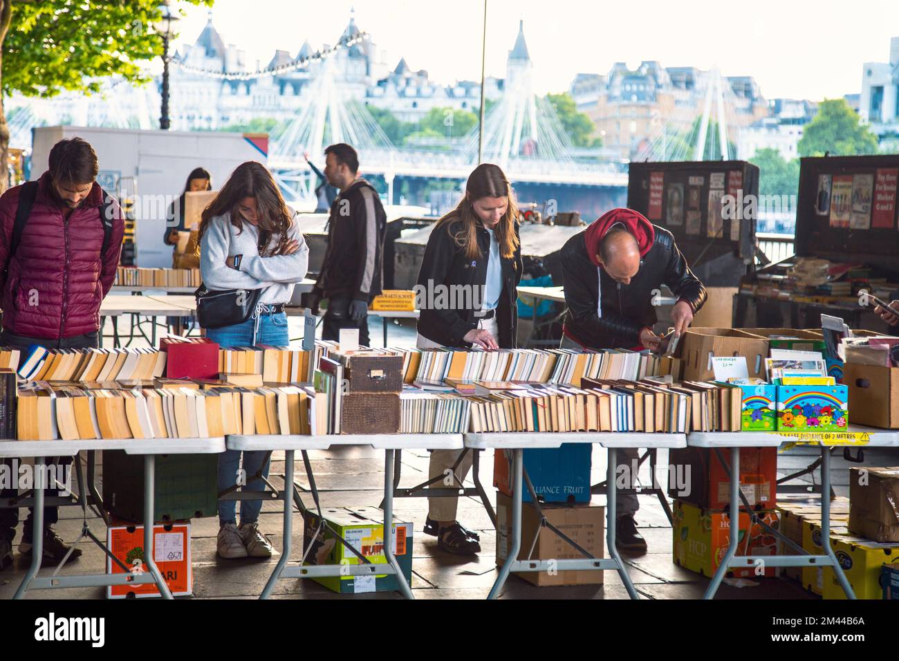 Persone che sfogliano i libri al Southbank Centre Book Market Stall, Londra, Regno Unito Foto Stock