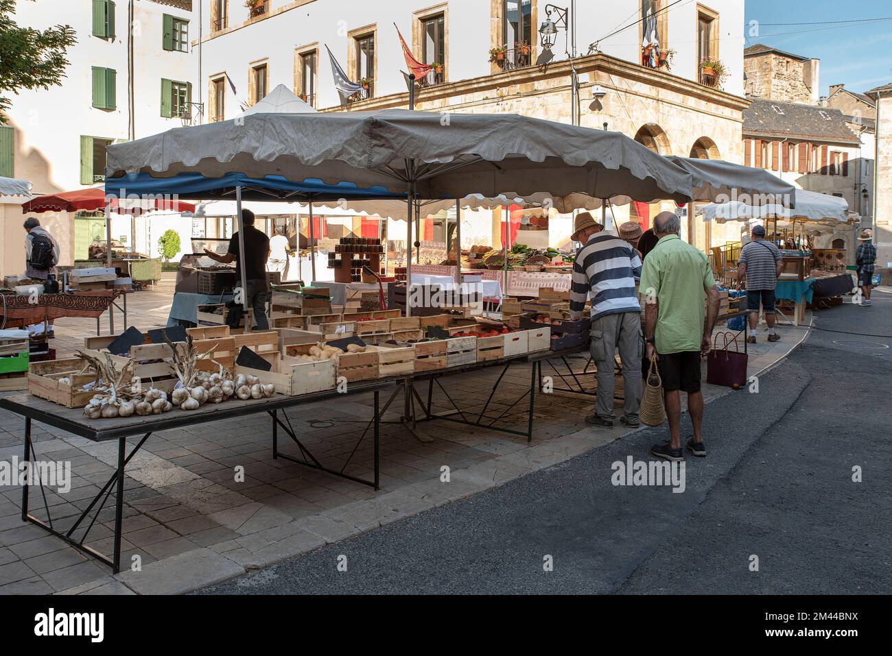 Mercato all'aperto in un villaggio francese meridionale a Florac Foto Stock