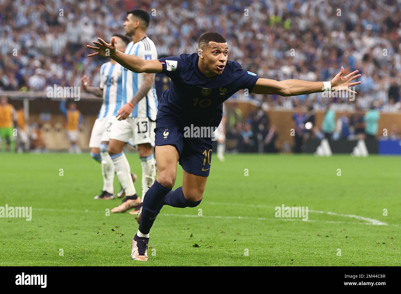 Lusail City, Qatar. 18th Dec, 2022. Kylian Mbappe di Francia festeggia il secondo gol della sua squadra durante la finale della Coppa del mondo FIFA 2022 al Lusail Stadium di Lusail City, in Qatar, il 18 dicembre 2022. Foto di Chris Brunskill/UPI Credit: UPI/Alamy Live News Foto Stock