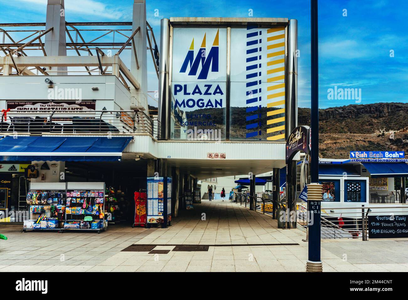 Il centro commerciale, Plaza Mogan, Gran Canaria vanta negozi, ristoranti, caffetterie e divertimenti Foto Stock