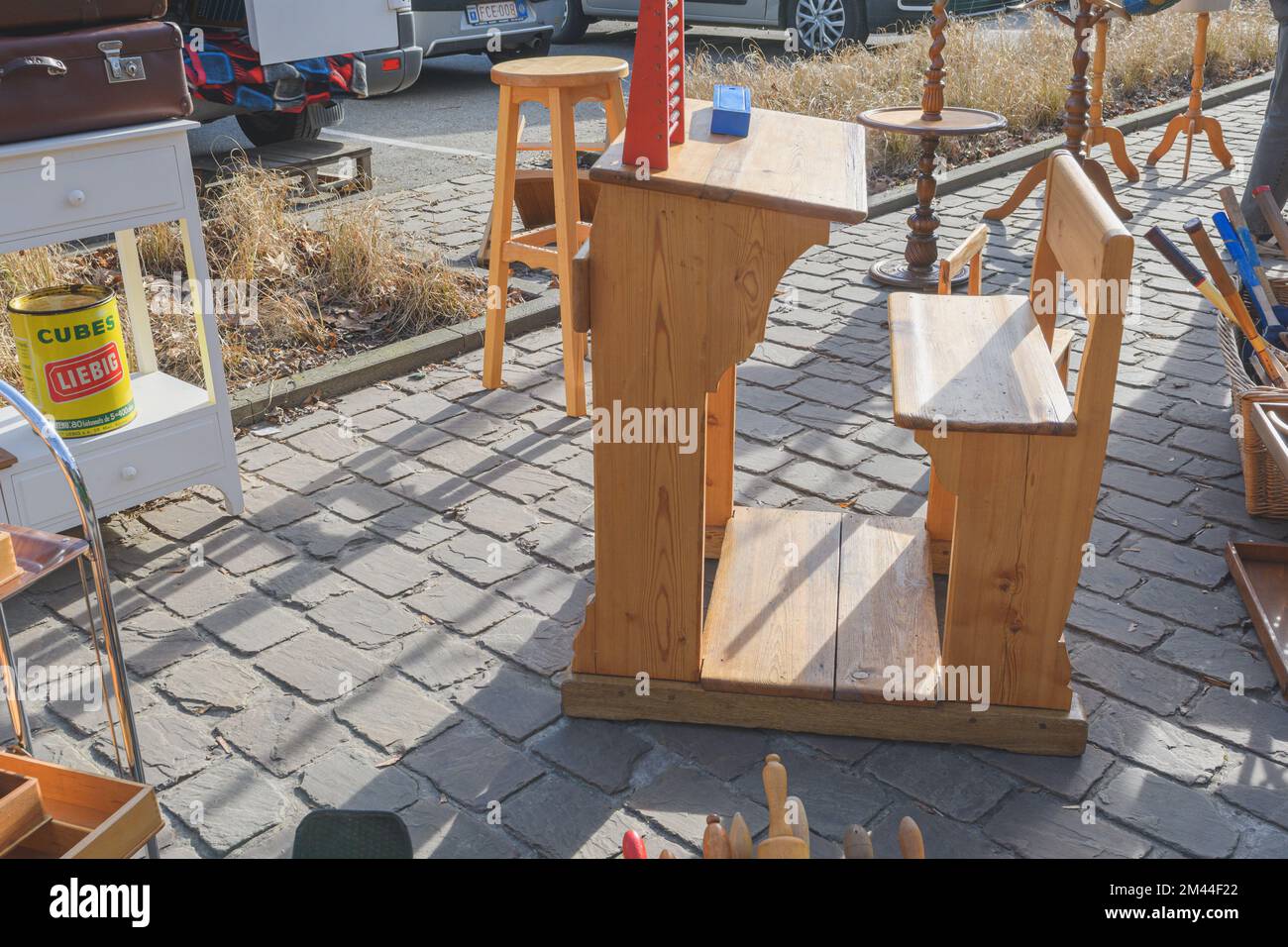 Tongeren. Limburgo - Belgio 13-02-2022. Banco della scuola del passato. Tavolo scolastico in legno. Vendita mercato delle pulci Foto Stock