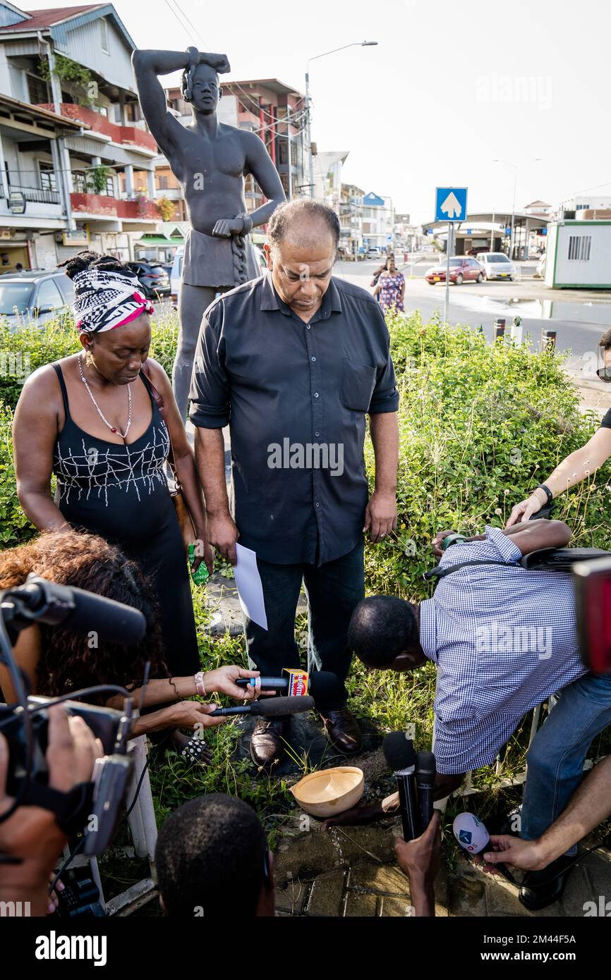 PARAMARIBO - Suriname, 18/12/2022, i dimostranti portano una libazione in memoria degli antenati davanti alla statua di Kwakoe, un monumento commemorativo dell'abolizione della schiavitù, durante una protesta contro le scuse annunciate del governo olandese. ANP BART MAAT netherlands OUT - belgio OUT Foto Stock