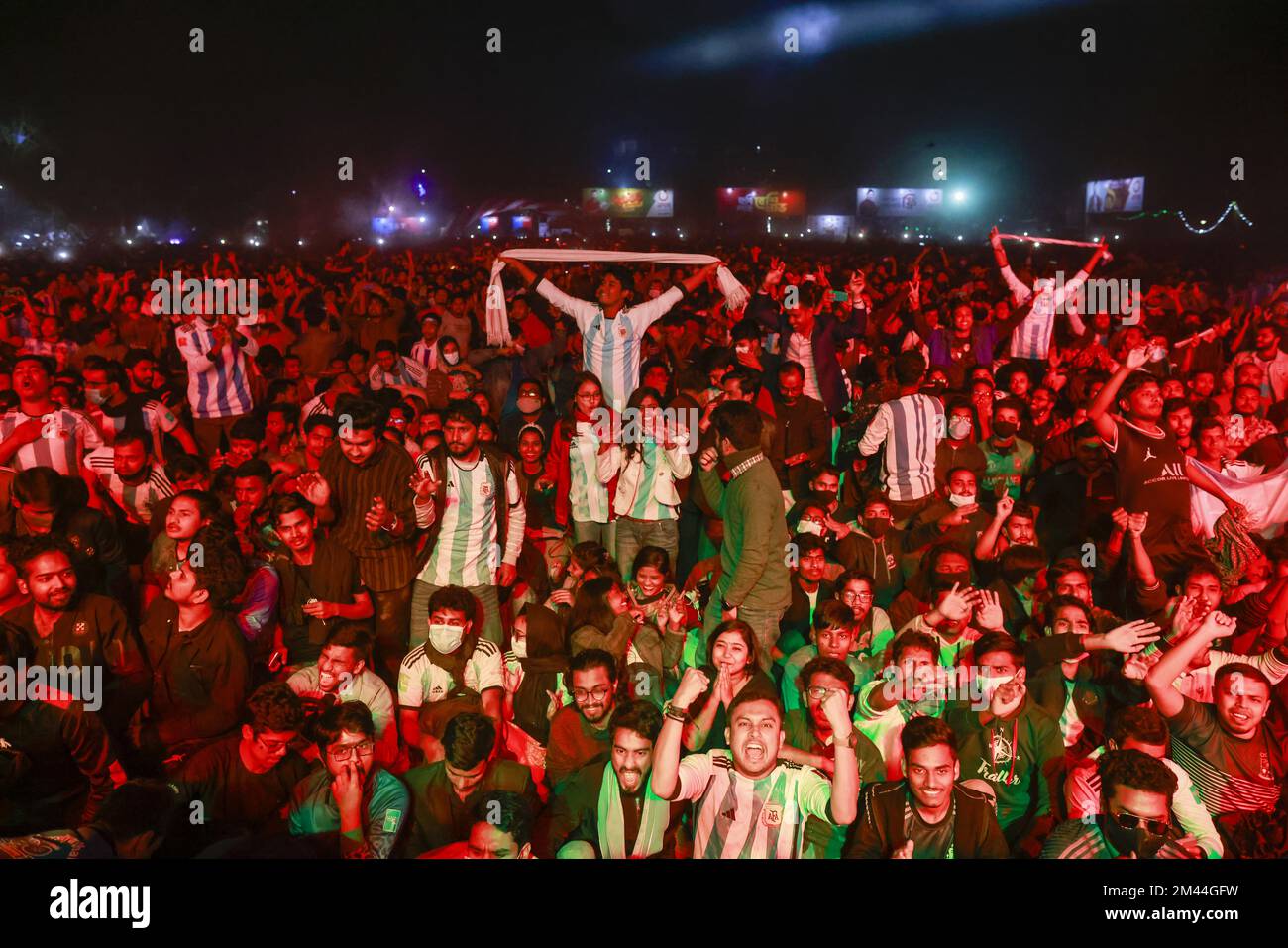 Dhaka, Bangladesh. 18th Dec, 2022. Migliaia di persone che guardano la partita di calcio di Argentina e Francia alla finale della Coppa del mondo del Qatar sul grande schermo del campus dell'Università di Dhaka, a Dhaka, Bangladesh, il 18 dicembre 2022. (Credit Image: © Suvra Kanti Das/ZUMA Press Wire) Foto Stock