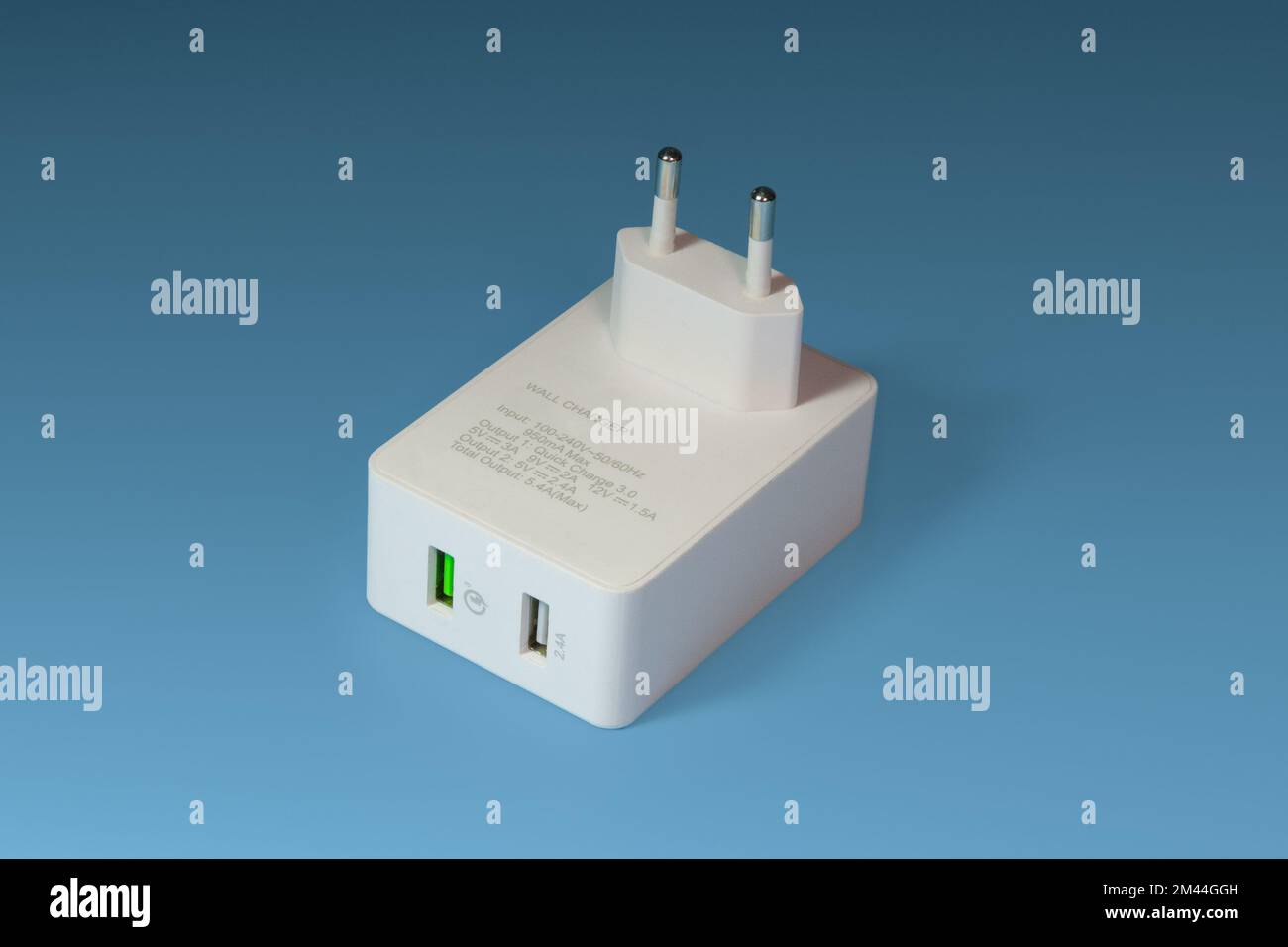Caricabatteria da parete USB con due uscite. ricarica semplice 2,0 e ricarica rapida 3,0 Foto Stock