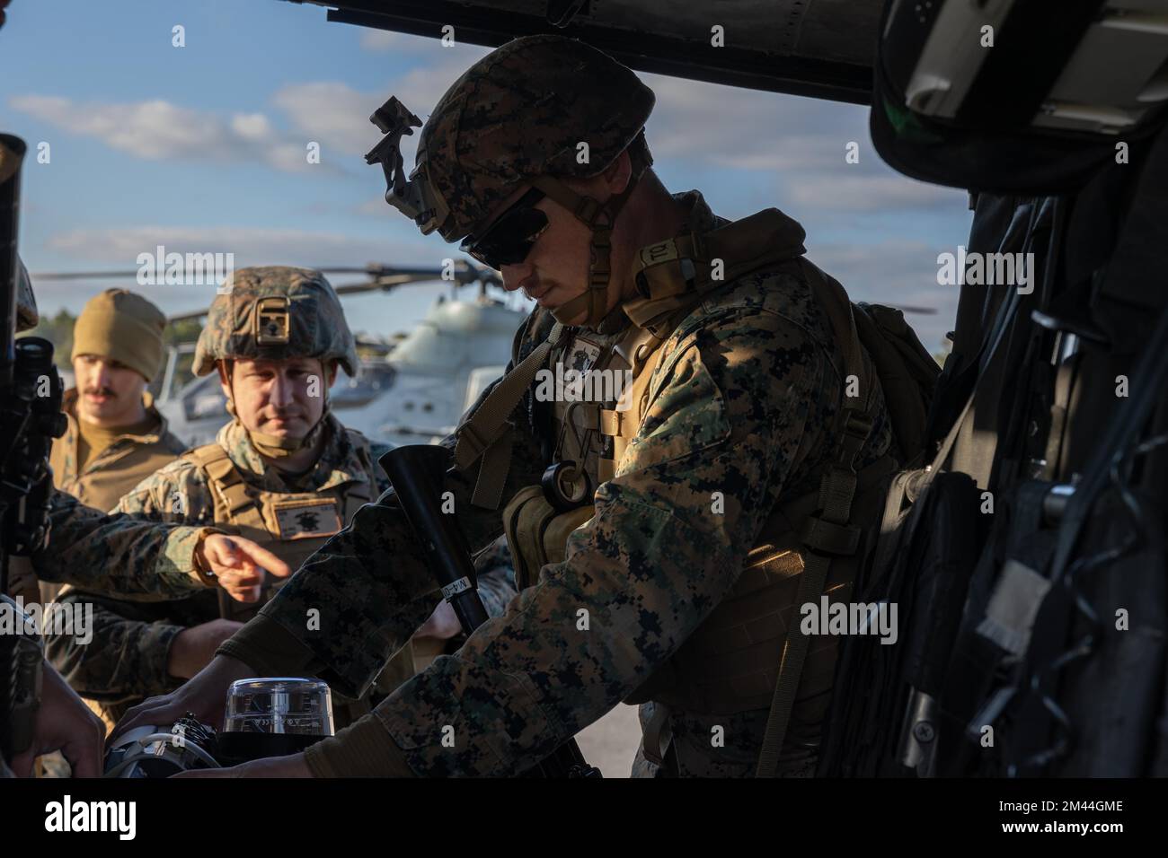 STATI UNITI Navy Petty Officer 3rd Class Fleet Marine Force Clifford Little, un corpsman con Shock Trauma Platoon Enroute Care Team, Battle Logistics Battalion 22, 26th Marine Expeditionary Unit (MEU), pratica esercitazioni di familiarità con elicotteri presso Marine Corps Auxiliary Landing Field Bogue, North Carolina, 13 dicembre 2022. Questa formazione mantiene il personale medico pronto a fornire triage salvavita essenziale che mantiene i pazienti fino a quando non possono essere trasportati a un più alto echelon di assistenza medica. Durante l'esercizio i dell'unità di spedizione marina, Marines e marinai hanno condotto una formazione integrata in-between sc Foto Stock
