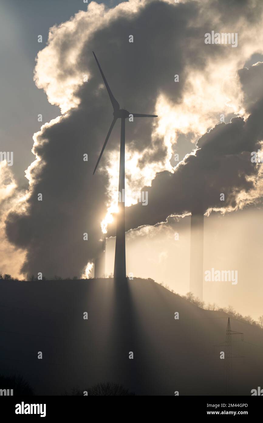 La fattoria eolica Halde Oberscholven, le nuvole di fumo dalla torre di raffreddamento e dal camino della centrale a carbone Uniper Scholven, Gelsenkrichen, NRW, GE Foto Stock