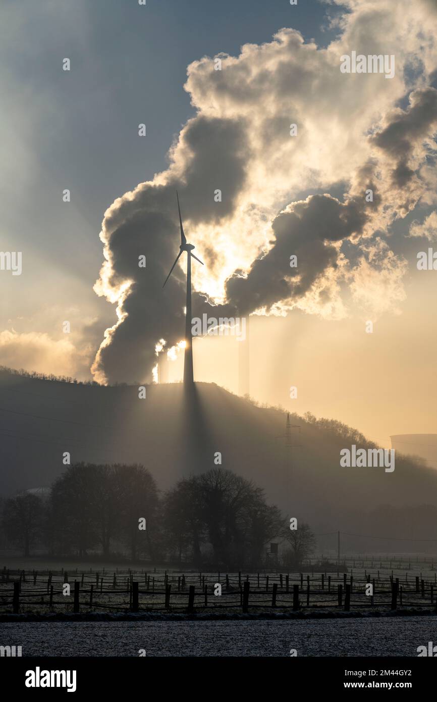 La fattoria eolica Halde Oberscholven, le nuvole di fumo dalla torre di raffreddamento e dal camino della centrale a carbone Uniper Scholven, Gelsenkrichen, NRW, GE Foto Stock