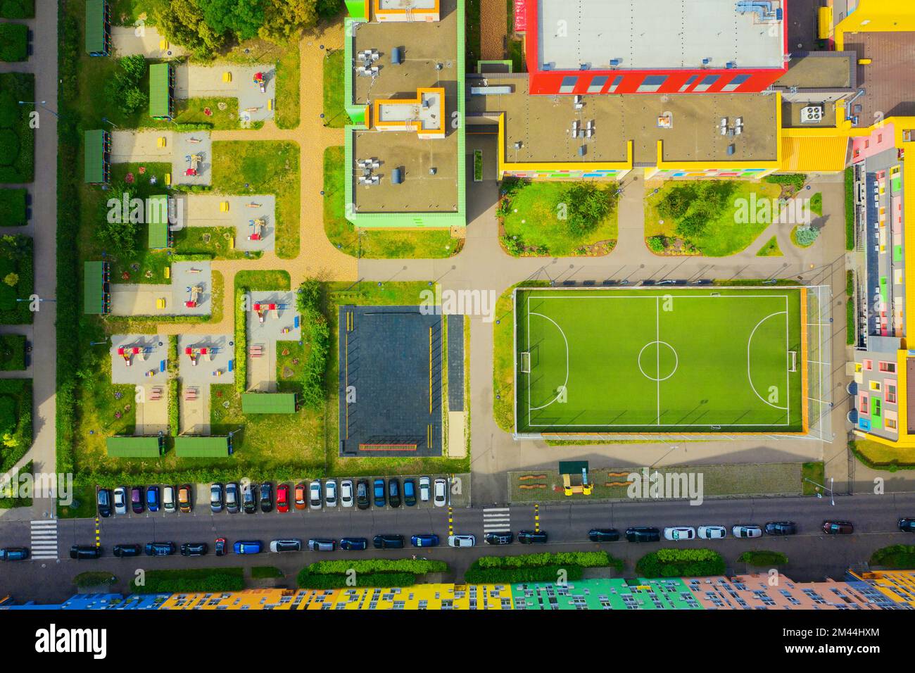 Vista aerea dall'alto di un drone nelle case moderne colorate in stile arcobaleno, sullo stadio di calcio città Comfort città Kyiv Ucraina Foto Stock