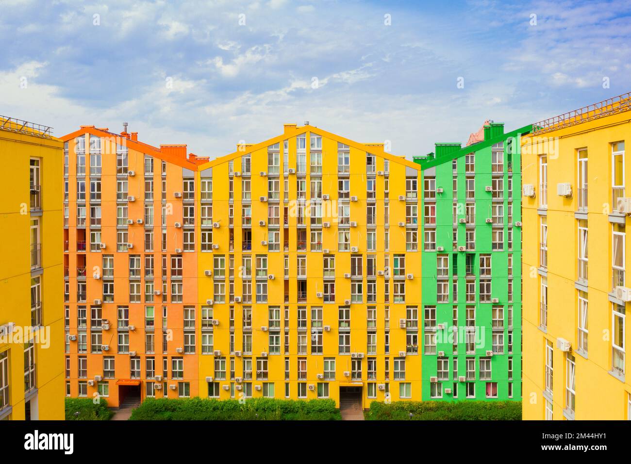 Vista aerea Top di colorate case moderne in stile arcobaleno edifici di colore, città Comfort città Kyiv Ucraina Foto Stock