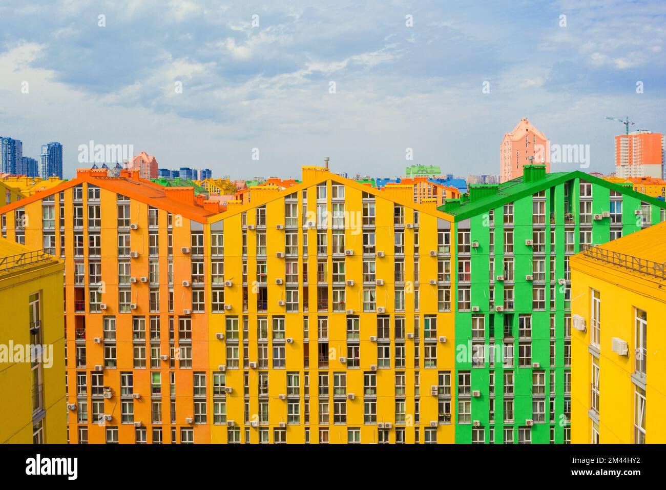 Vista aerea Top di colorate case moderne in stile arcobaleno edifici di colore, città Comfort città Kyiv Ucraina Foto Stock