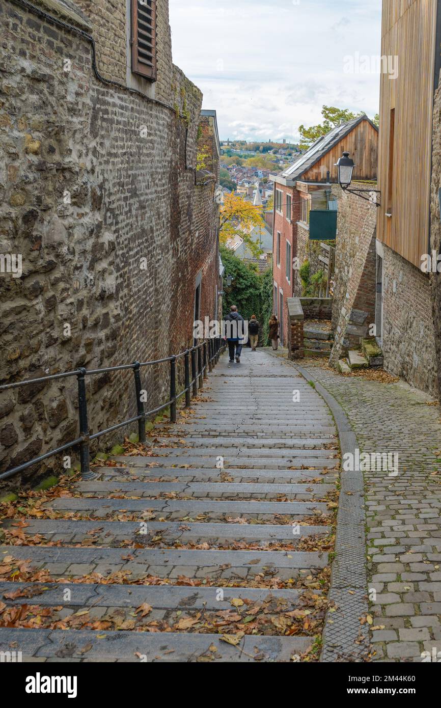 Strade cittadine della vecchia Europa. Paesaggio urbano autunnale della strada che scende tra antiche case Foto Stock