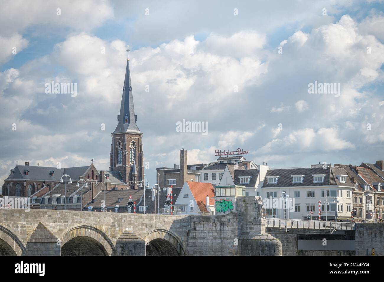 Maastricht. Limburgo - Paesi Bassi 10-04-2022. Ponte in terrapieno di primavera e la torre cittadina di Maastricht nei Paesi Bassi Foto Stock