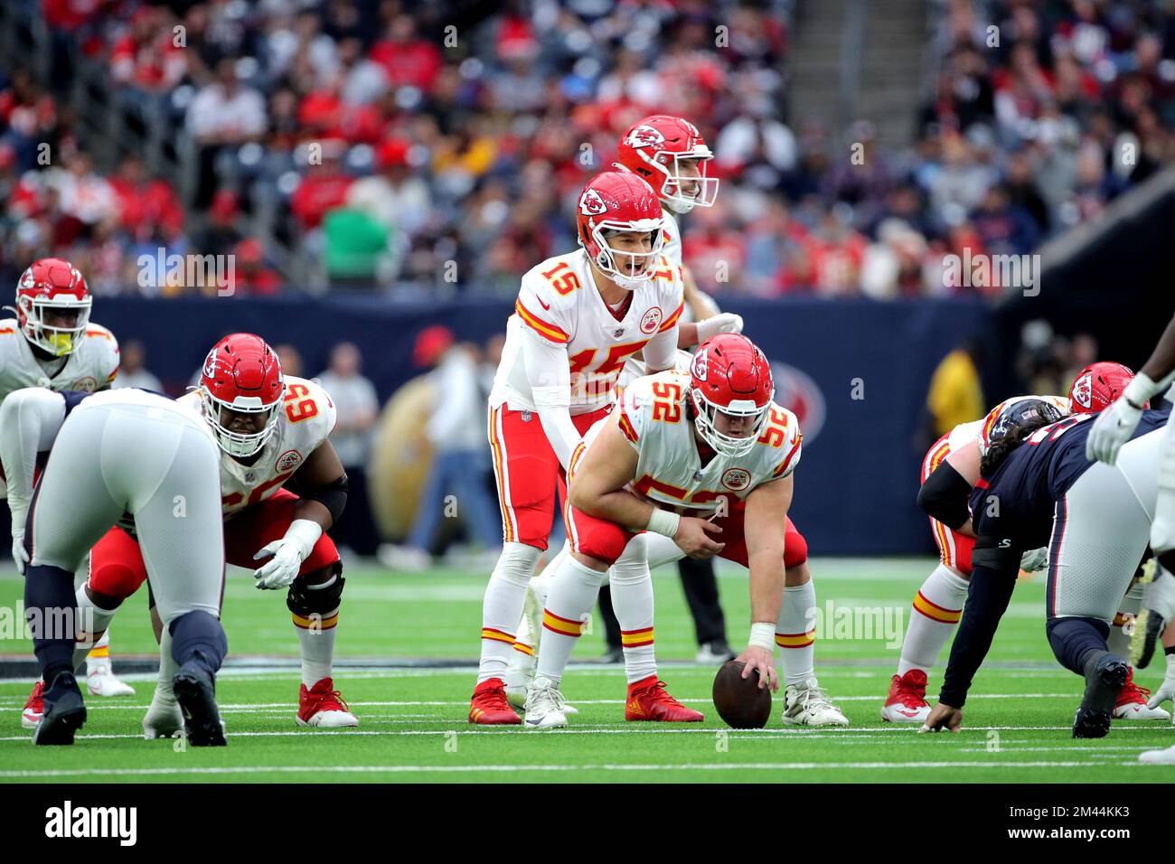 Houston, Texas, Stati Uniti. 18th Dec, 2022. Patrick Mahomas (15), nel quarto trimestre del Kansas City Chiefs, ha chiamato una rappresentazione sotto il centro durante il terzo trimestre tra gli Houston Texans e i Kansas City Chiefs al NRG Stadium di Houston, Texas, il 18 dicembre 2022. (Credit Image: © Erik Williams/ZUMA Press Wire) Foto Stock