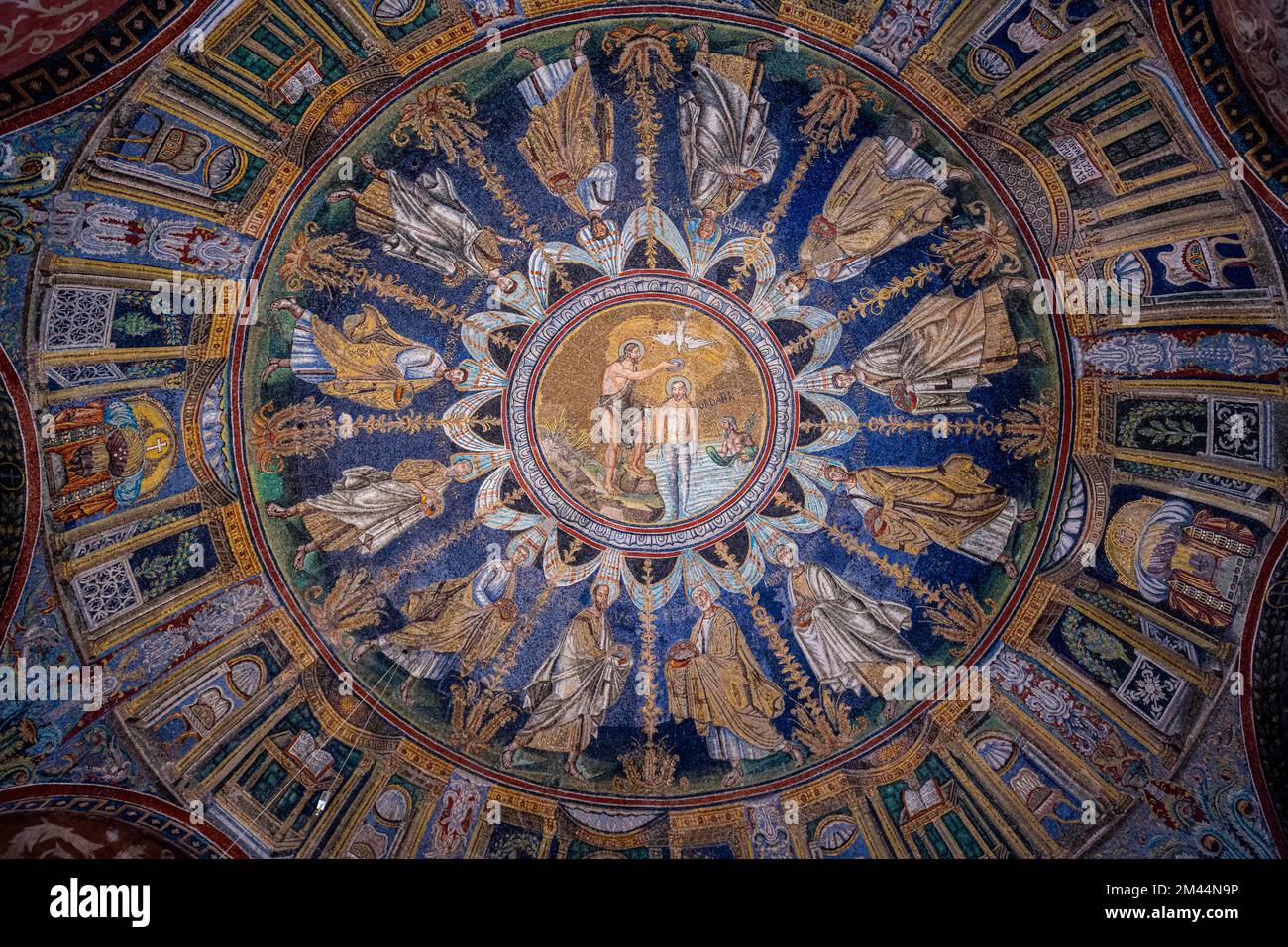 Splendidi mosaici nel Battistero di Neon, sito patrimonio dell'umanità dell'UNESCO di Ravenna, Italia Foto Stock