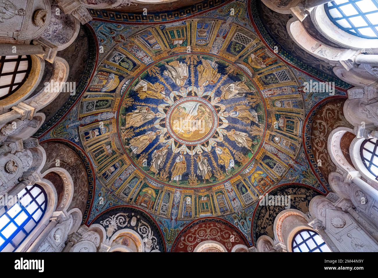 Splendidi mosaici nel Battistero di Neon, sito patrimonio dell'umanità dell'UNESCO di Ravenna, Italia Foto Stock