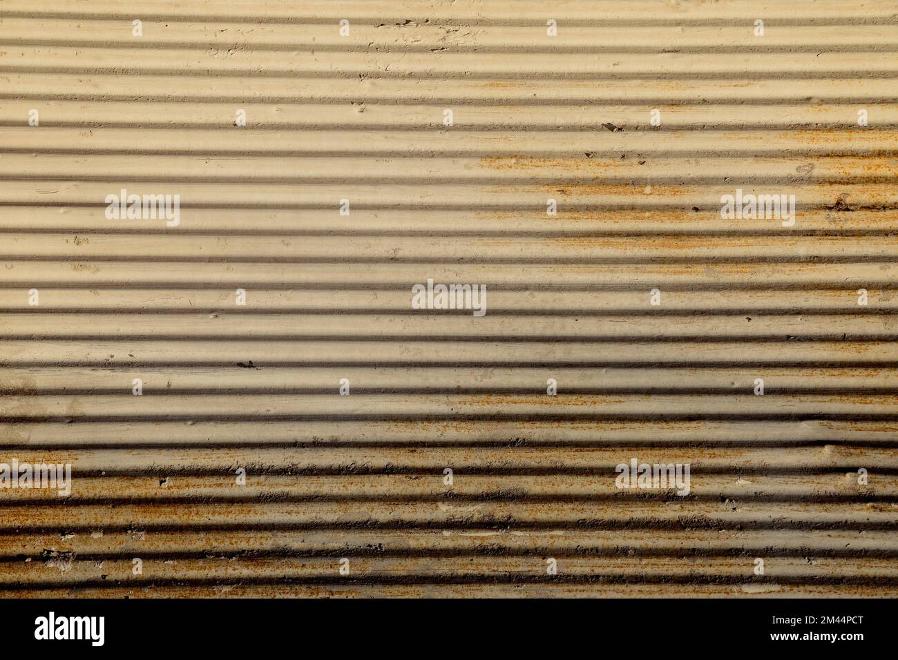 Le linee rette su un negozio di fronte otturatore come sfondo di metallo Foto Stock