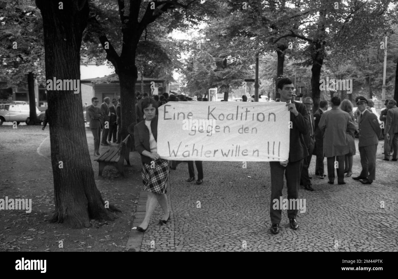 La rielezione del Premier di Stato Franz Meyers (CDU) della Renania settentrionale-Vestfalia, con una maggioranza ristretta della coalizione, ha scatenato proteste di fronte Foto Stock