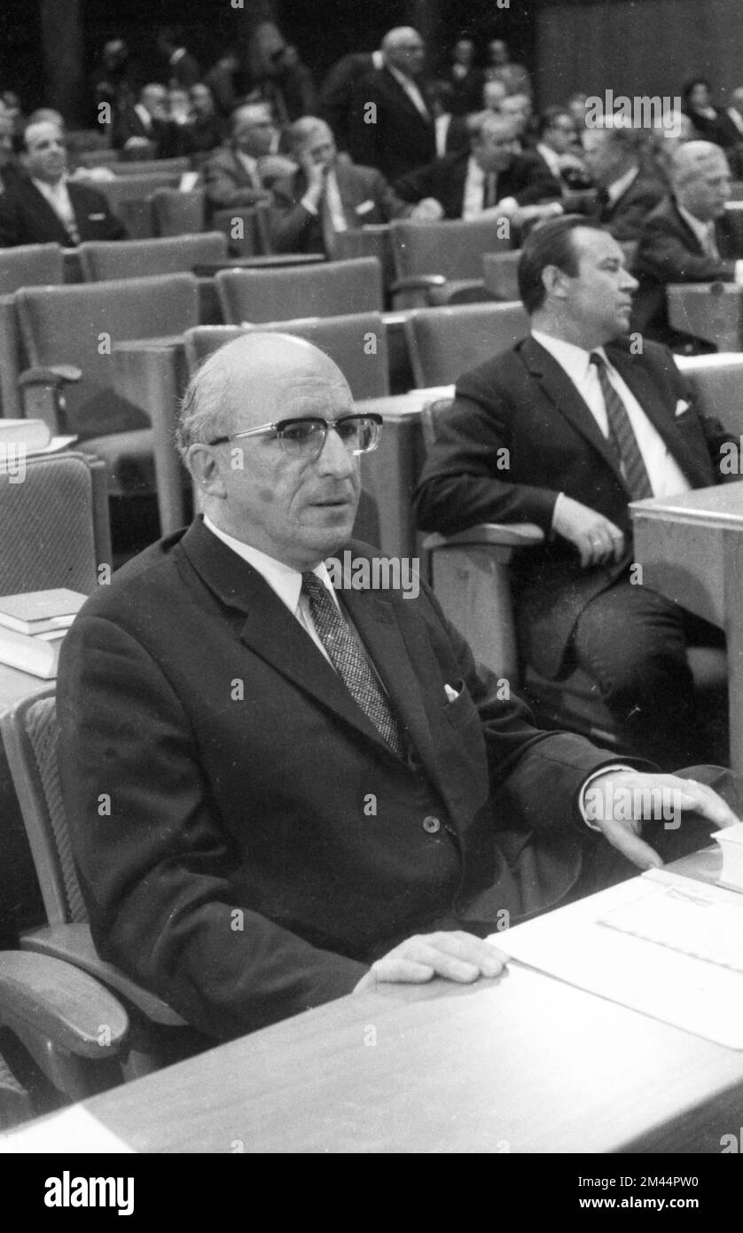 La rielezione del Premier di Stato della Renania settentrionale-Vestfalia Franz Meyers (CDU), con una maggioranza ristretta della coalizione, ha scatenato proteste di fronte al Foto Stock