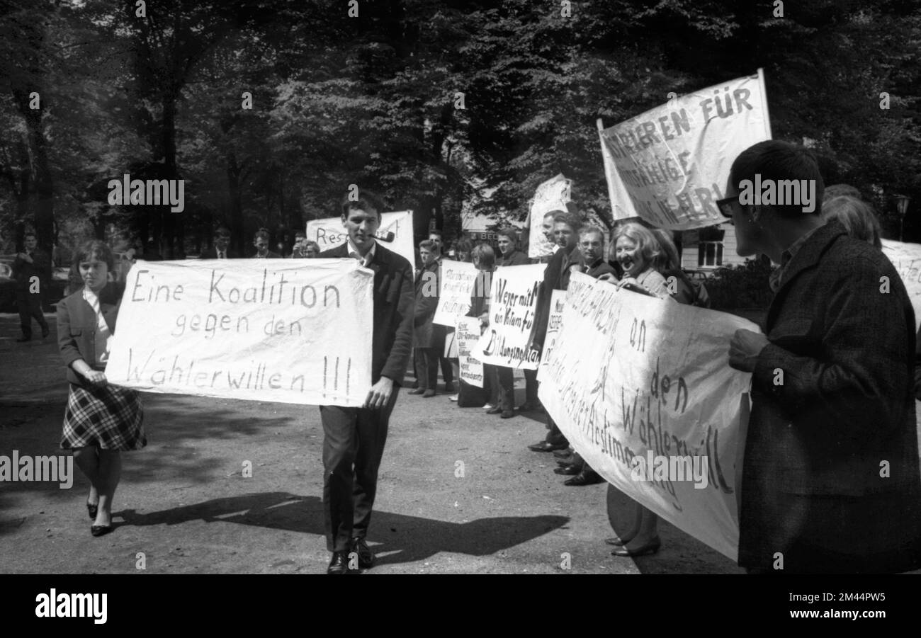 La rielezione del Premier di Stato Franz Meyers (CDU) della Renania settentrionale-Vestfalia, con una maggioranza ristretta della coalizione, ha scatenato proteste di fronte Foto Stock