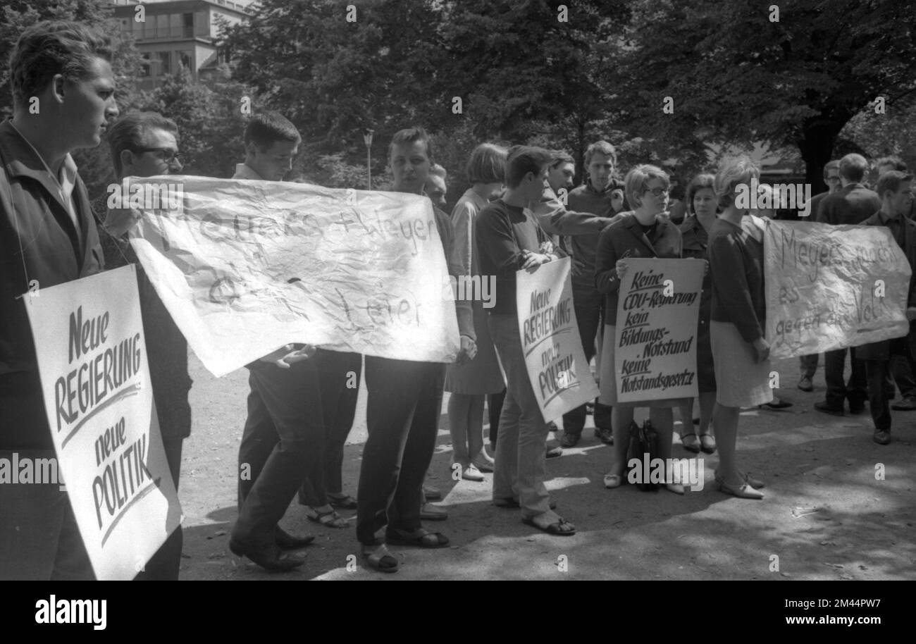 La rielezione del Premier di Stato Franz Meyers (CDU) della Renania settentrionale-Vestfalia, con una maggioranza ristretta della coalizione, ha scatenato proteste di fronte Foto Stock