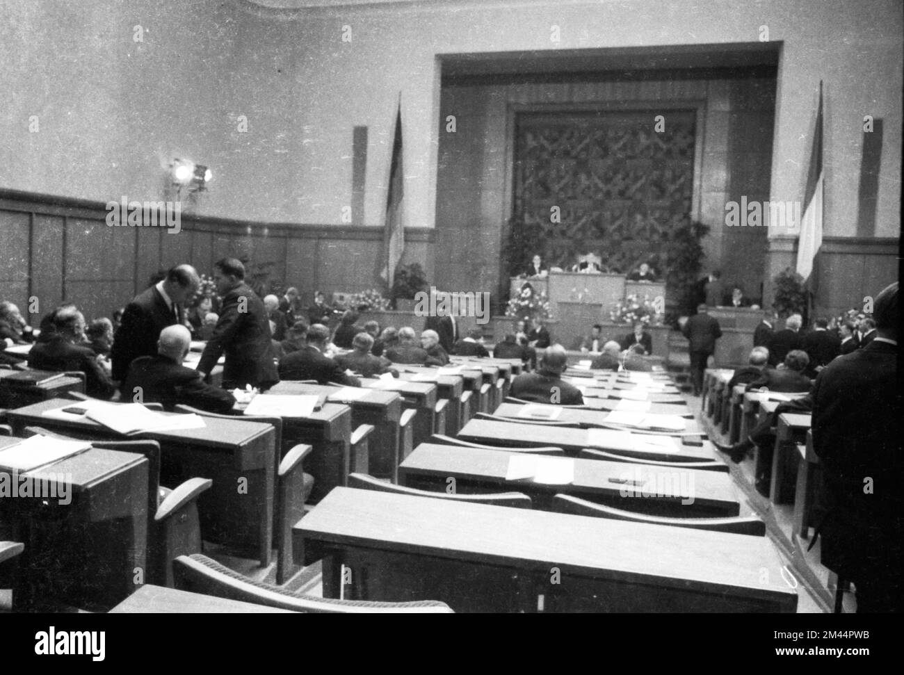 La rielezione del Premier di Stato Franz Meyers (CDU) della Renania settentrionale-Vestfalia, con una maggioranza ristretta della coalizione, ha scatenato proteste di fronte Foto Stock