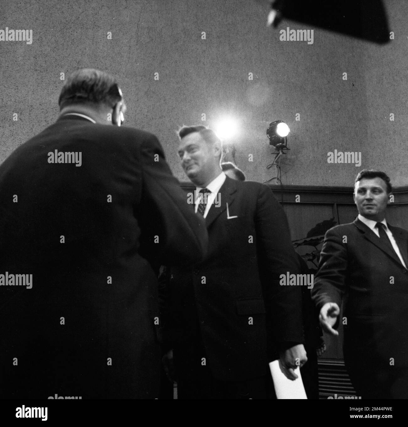 La rielezione del Premier di Stato della Renania settentrionale-Vestfalia, Franz Meyers (CDU), con una stragrande maggioranza della coalizione, ha scatenato proteste di fronte Foto Stock