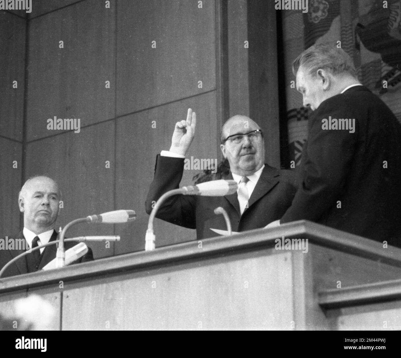 La rielezione del Premier di Stato Franz Meyers (CDU) della Renania settentrionale-Vestfalia, con una maggioranza ristretta della coalizione, ha scatenato proteste di fronte Foto Stock