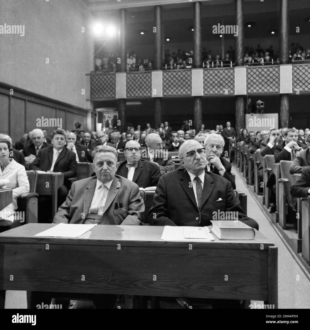 La rielezione del Premier di Stato della Renania settentrionale-Vestfalia Franz Meyers (CDU), con una maggioranza ristretta della coalizione, ha scatenato proteste di fronte al Foto Stock