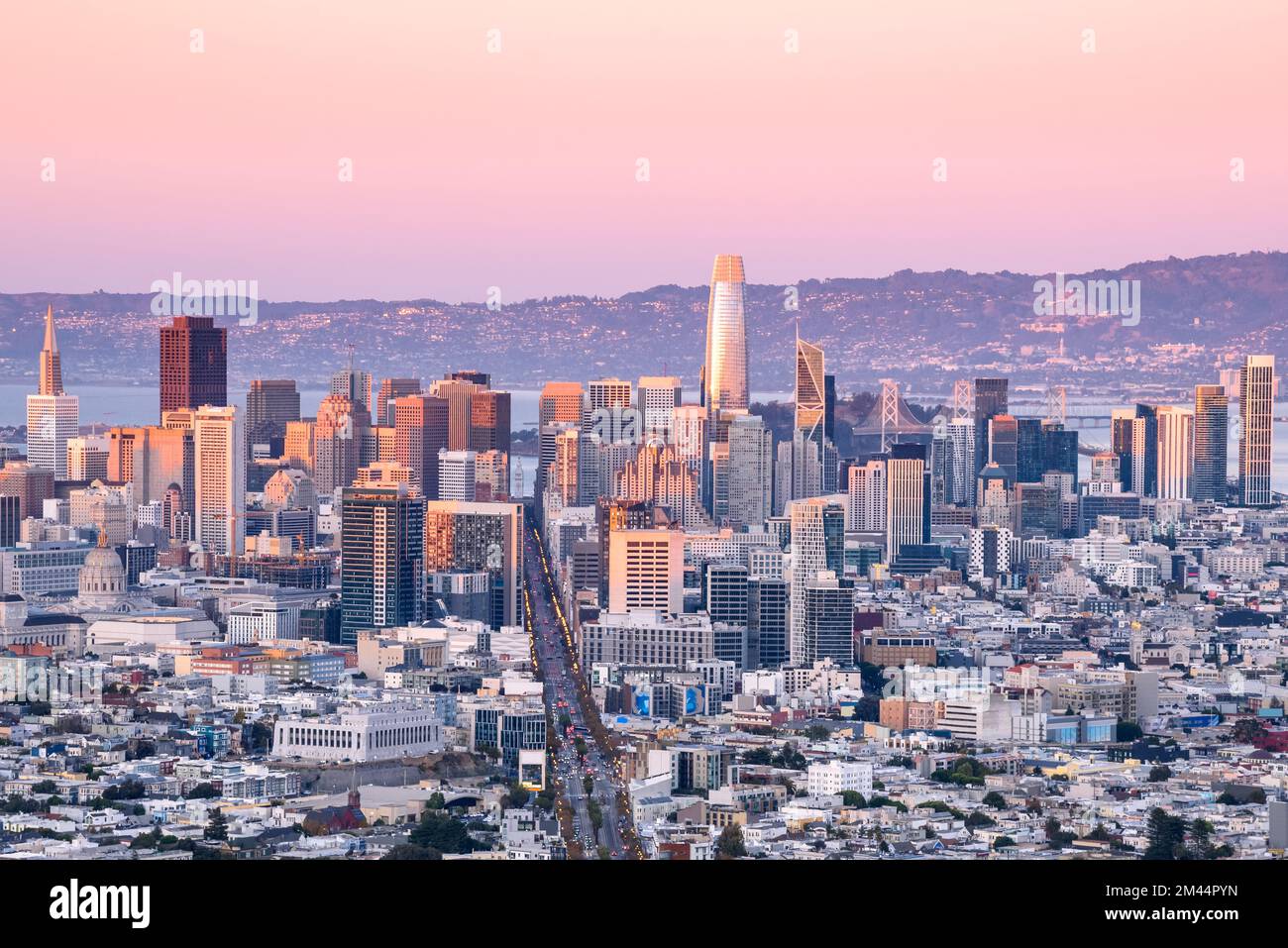 Lo skyline del quartiere finanziario di San Francisco risplenderà di luce rosa al tramonto in autunno Foto Stock