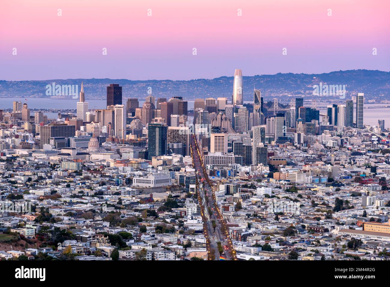 Vista dello skyline del centro di San Francisco al tramonto in autunno Foto Stock