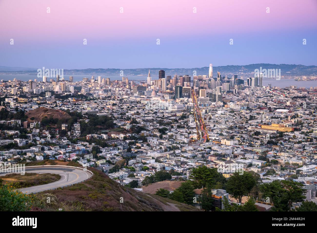 Vista sopraelevata dello skyline di San Francisco sotto il cielo rosa al tramonto in autunno Foto Stock
