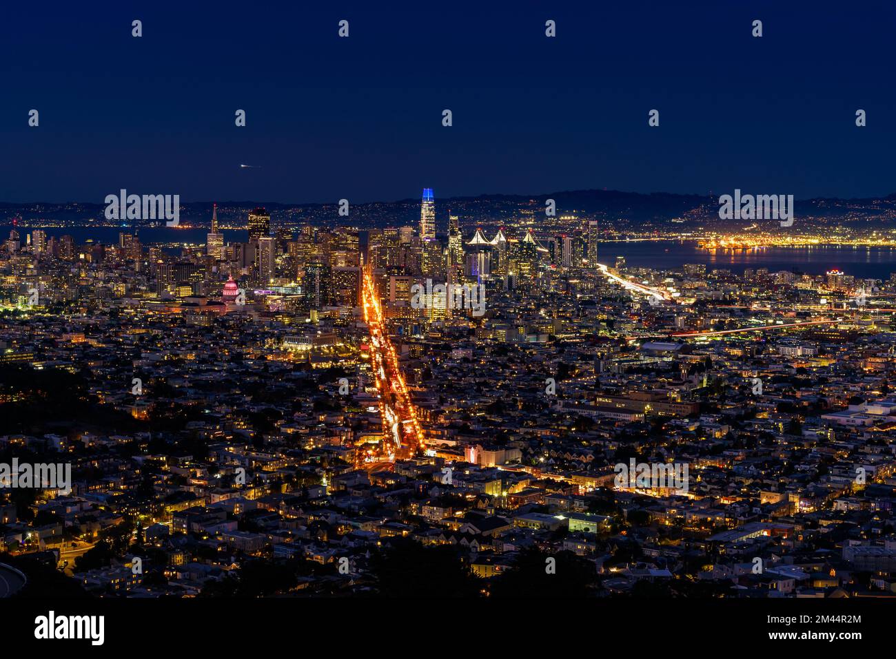 Vista dello skyline del centro di San Francisco di notte Foto Stock
