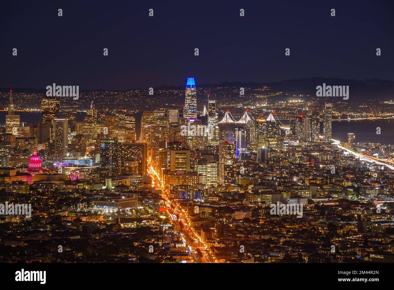 Vista di San Francisco downton e dello skyline del quartiere finanziario di notte in autunno Foto Stock