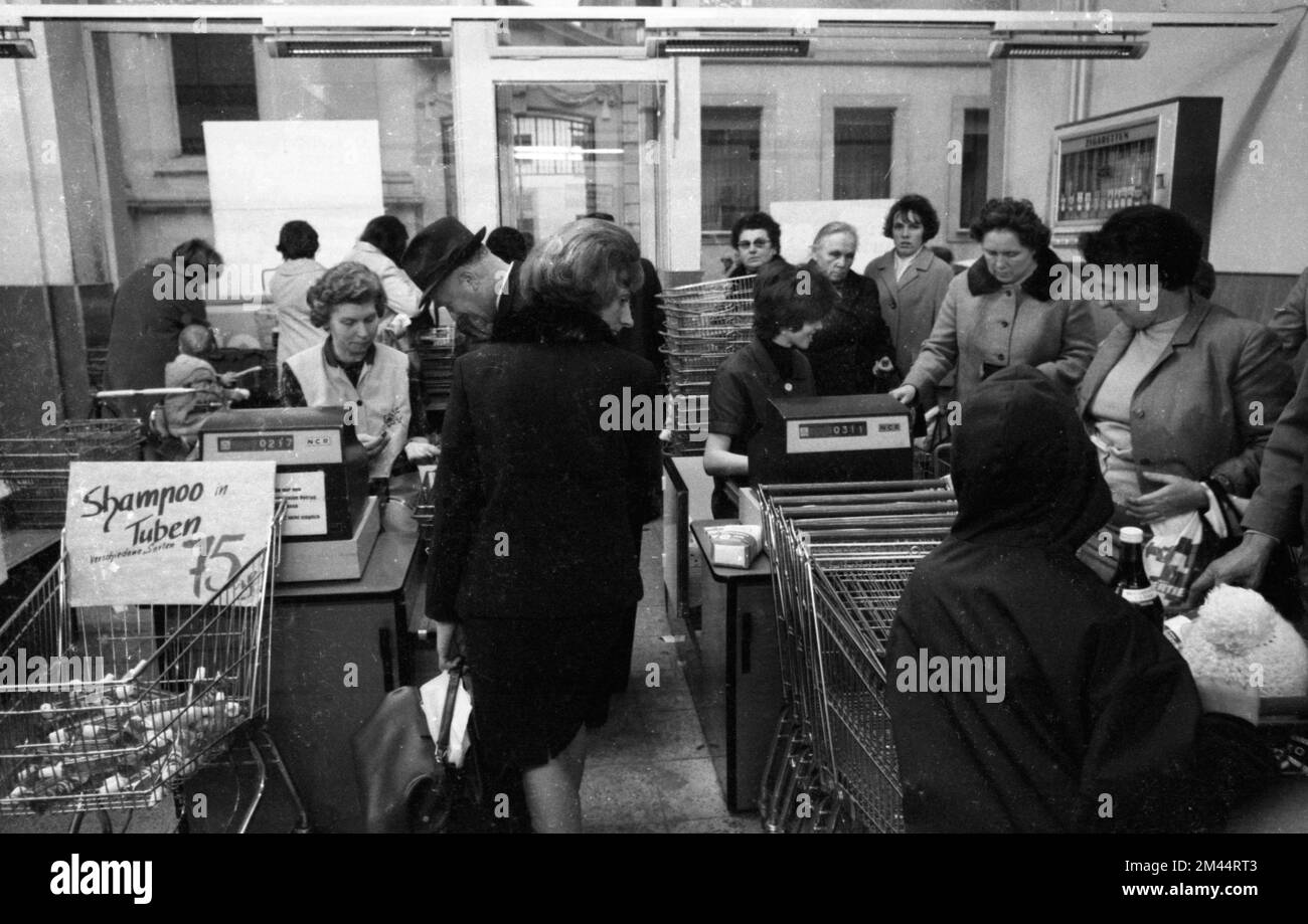 Il lavoro di una casalinga e madre che acquista generi alimentari al supermercato e Aldi, qui su 2. 4. 1965 nella città della Ruhr di Bochum, Germania Foto Stock